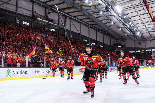 Luleås Carl Mattsson jublar med lagkamrater