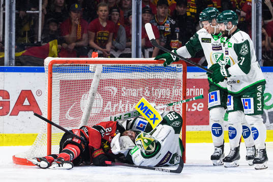 Luleås Juhani Tyrväinen och Färjestads målvakt Dominik