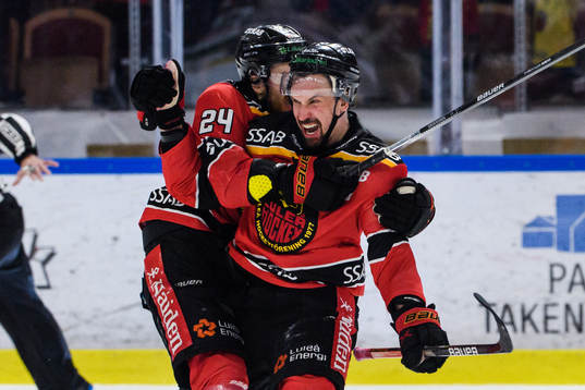 Luleås Brendan Shinnimin och Sami Lepistö jublar