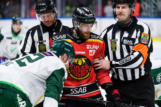 Luleås Linus Omark och domare Johan Nordlöf