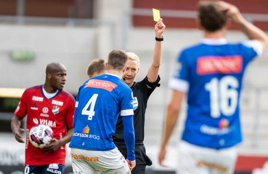 Domare Tess Olofsson varnar Norrbys Fredrik Lundgren