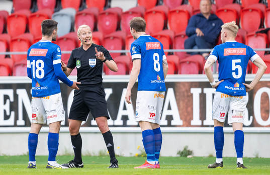 Domare Tess Olofsson varnar Norrbys Johan Brannefalk