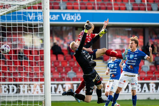 Östers Jesper Jonasson Westermark och Norrbys målvakt