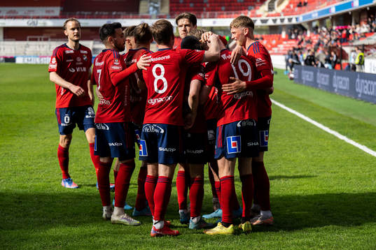 Östers Adam Bergmark Wiberg jublar med lagkamrater