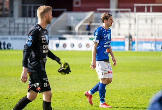 Norrbys målvakt Anton Cajtoft och Nicklas Savolainen deppar