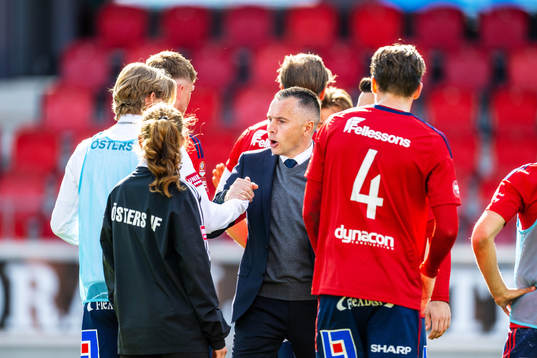 Östers tränare Srdjan Tufegdzic jublar med spelarna