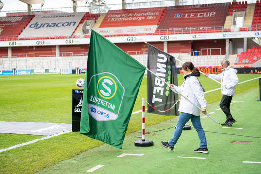 Flaggor med Obos Superettan och Unibetloggor
