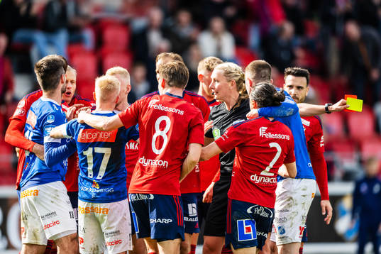 Domare Tess Olofsson försöker stävja bråket mellan