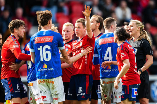 Domare Tess Olofsson försöker stävja bråket mellan
