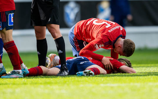 En Östers spelare ligger ner