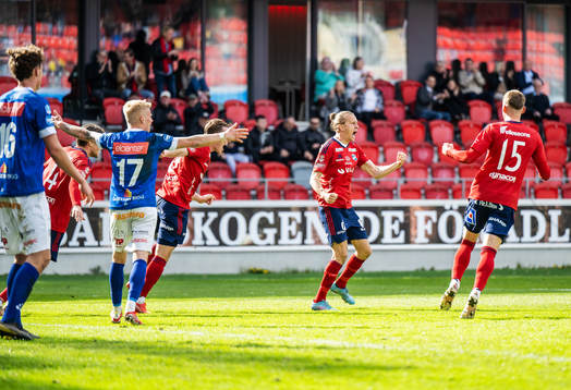 Östers spelare jublar medan Norrbys spelare protesterar i