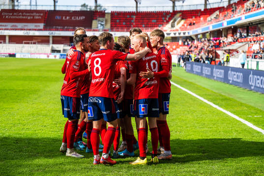 Östers Adam Bergmark Wiberg jublar med lagkamrater