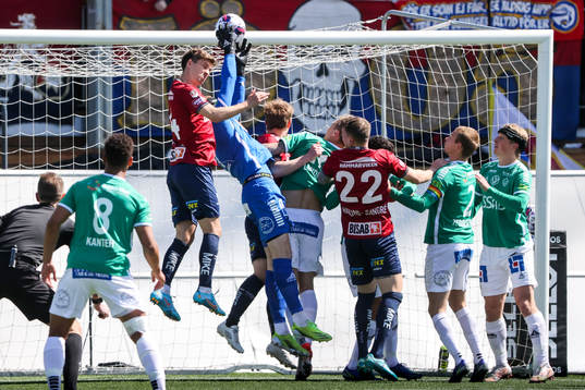 Örgrytes Daniel Paulson och Brages målvakt Viktor Frodig