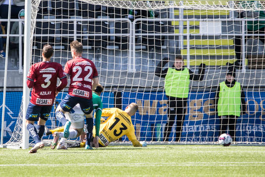 Brages Douglas Karlberg gör 1-0 bakom Örgrytes Robin
