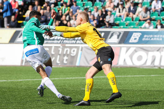 Brages Joakim Persson och Örgrytes målvakt Robin Wallinder