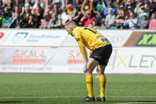 Örgrytes målvakt Robin Wallinder deppar