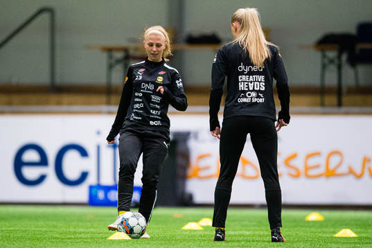 Fiona Helen Worts of LSK Kvinner warms up