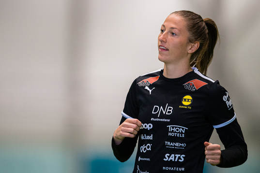 Cecilie Hauståker Fiskerstrand of LSK Kvinner warms up