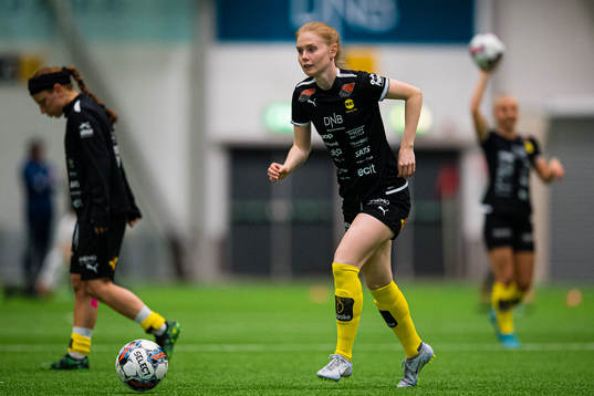 Malin Johnsen Brenn of LSK Kvinner warms up