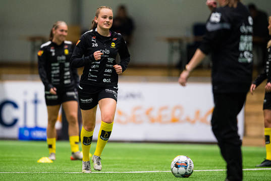 Casandra Luthcke of LSK Kvinner warms up