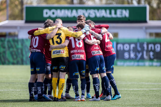 Örgrytes spelarna innan fotbollsmatchen i Superettan