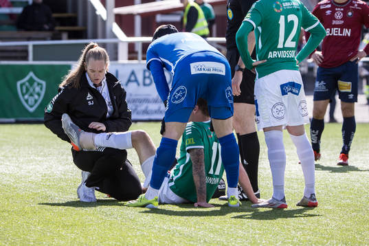 Brages Anton Lundin ses över av fysioterapeut Susanna
