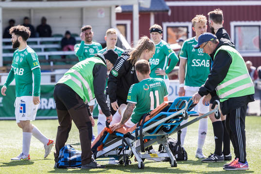 Brages Anton Lundin lämnar planen på bår