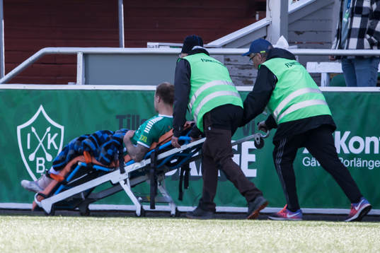 Brages Anton Lundin lämnar planen på bår