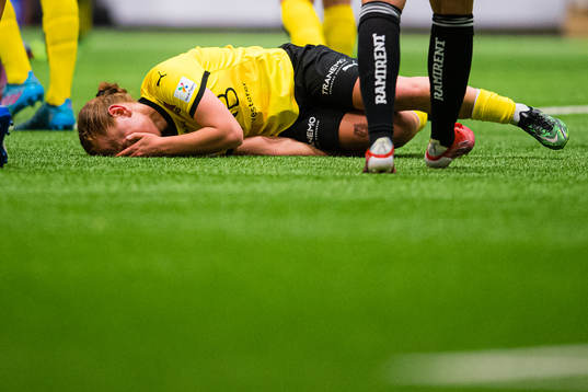 Laura Gashi of LSK Kvinner in pain
