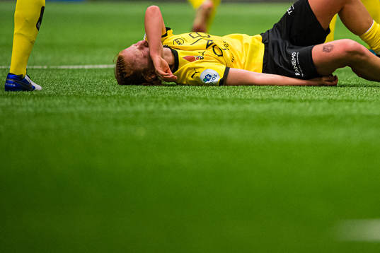 Laura Gashi of LSK Kvinner in pain