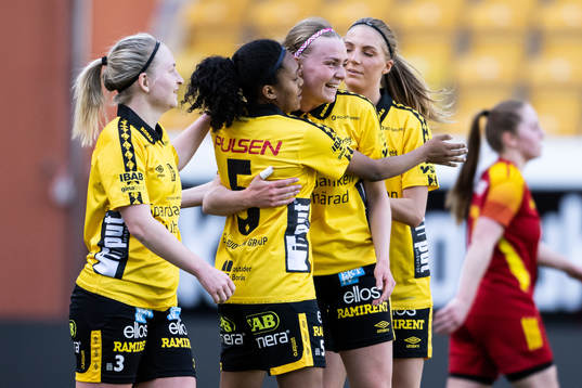 Elfsborgs Vanessa Lopez jublar med Leann Nyström