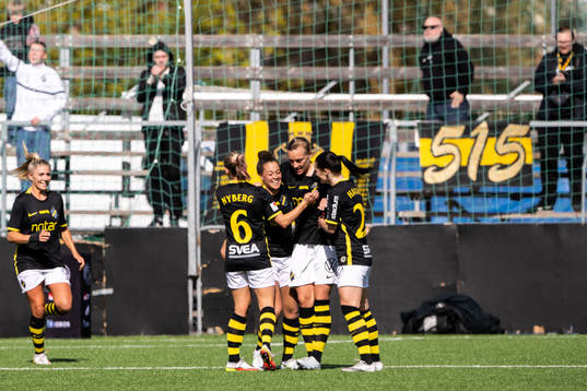 s Chinyelu Asher jublar med Jenny Danielsson