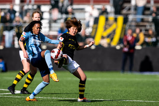 s Honoka Hayashi och Djurgårdens Linda Maserame Motlhalo