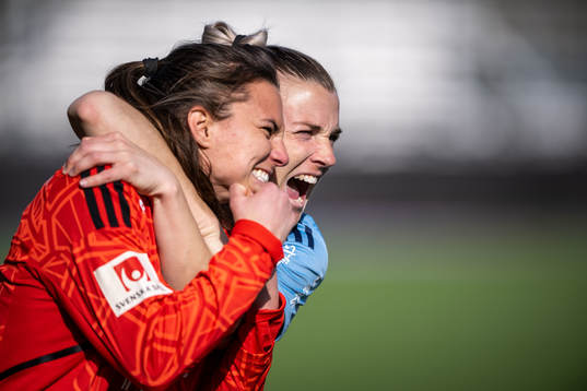 Djurgårdens målvakt Kelsey Daugherty och Emelie Lövgren