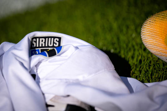 Tröja med Sirius logo före fotbollsmatchen i Allsvenskan