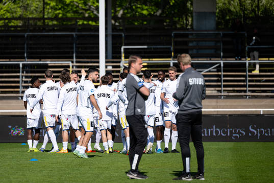 Sirius spelare före fotbollsmatchen i Allsvenskan mellan