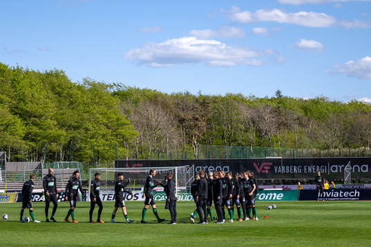 Varbergs spelare före fotbollsmatchen i Allsvenskan mellan