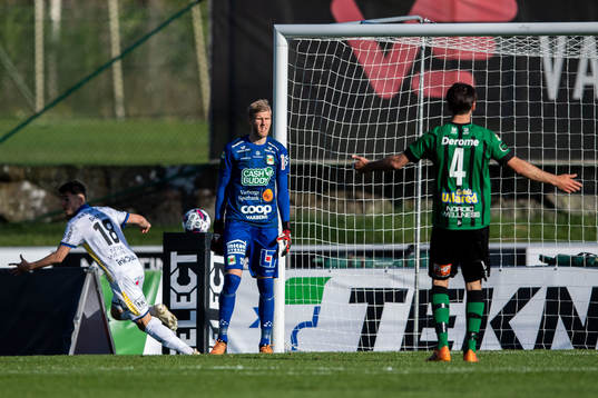 Varbergs målvakt Fredrik Andersson deppar