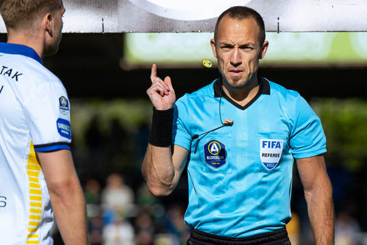 Domare Kaspar Sjöberg singlar slant före fotbollsmatchen
