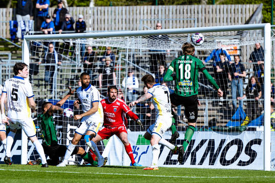 Varbergs Joakim Lindner med en målchans