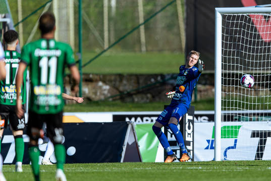 Varbergs målvakt Fredrik Andersson ser bollen gå in till