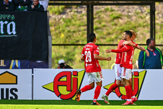 Kalmars Noah Shamoun jublar med lagkamrater