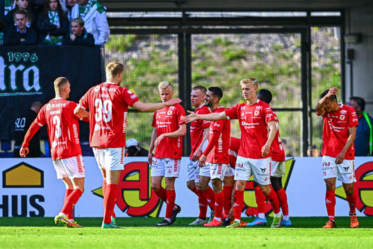 Kalmars Noah Shamoun jublar med lagkamrater