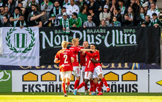 Kalmars Noah Shamoun jublar med lagkamrater