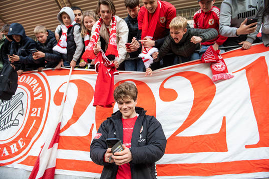 Kalmars Oliver Berg tar en selfie med fansen