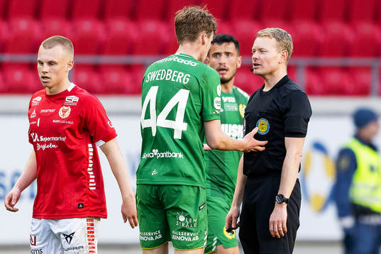 Domare Fredrik Klitte samtalar med Hammarbys Williot