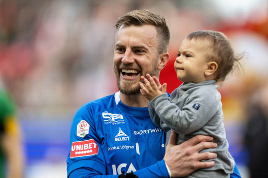 Kalmars målvakt Ricardo Friedrich med sin son