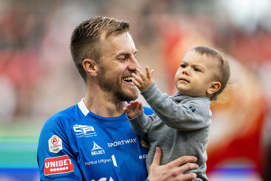 Kalmars målvakt Ricardo Friedrich med sin son
