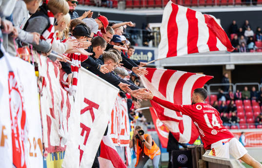 Kalmars Noah Shamoun jublar med fansen