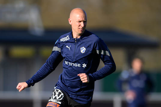 Halmstads Andreas Johansson värmer upp innan
